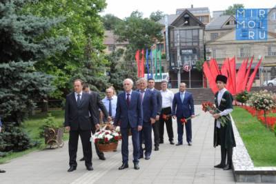 В Махачкале возложили цветы к памятнику Воину-освободителю и на Аллее героев - mirmol.ru - Махачкала - респ. Дагестан