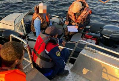 Спасатели вернули на берег пассажиров дрейфовавшей по Ладожскому озеру лодки
