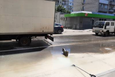 В Саратове вода вскрыла улицу Чернышевского