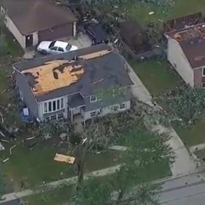 В Чикаго прошел мощный торнадо: 22 тысячи жителей остались без света. Видео