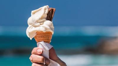 Диетолог Соломатина рассказала, какое мороженое можно есть в жару