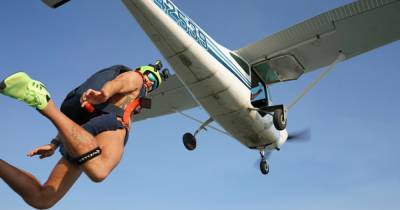 Голый парашютист совершил 60 прыжков за сутки ради мирового рекорда (видео)