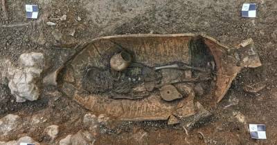 В Хорватии у стен дворца нашли древний некрополь с телами в кувшинах