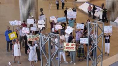 Демонстрация в Бен-Гурионе: гиды требуют открыть Израиль для иностранных туристов
