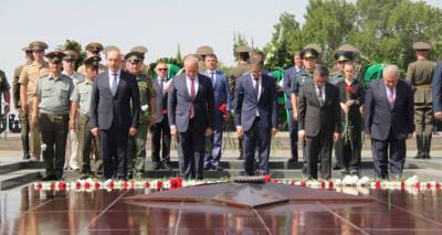 И.о главы МО Армении почтил память погибших в ВОВ и встретился с ветеранами