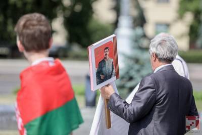Фотофакт. На площадь Победы принесли портреты Сталина
