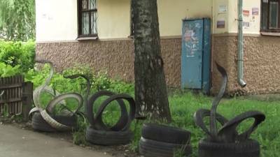 Клумбы и арт-объекты из покрышек начали устранять в городах России