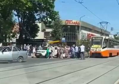 В Смоленске автомобилист сбил ребенка, выходящего из трамвая