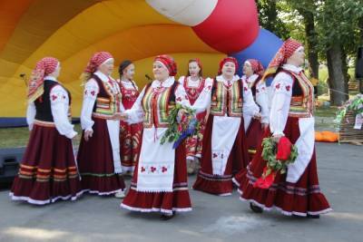 Белгородцы отметили праздник Троицы народными гуляниями