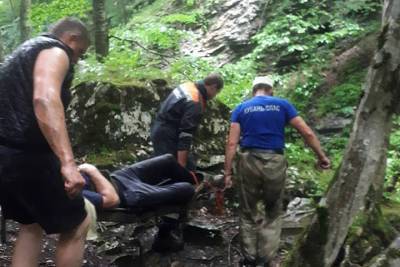 Кубанские спасатели помогли упавшему со скалы мужчине