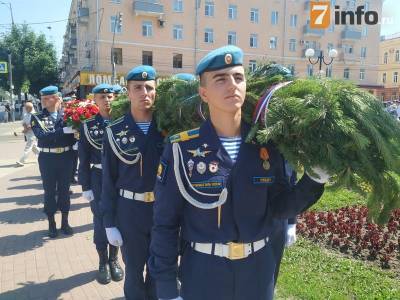 В День памяти и скорби рязанцы возложили цветы к Вечному огню на площади Победы - 7info.ru - Рязань