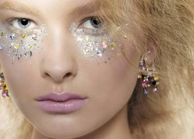 Модный макияж на лето-2021: микроблестки на губах и аппликация на лицо