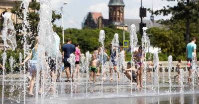 Дети в фонтанах и +40 на градуснике: как Калининград переживает аномальную жару (фоторепортаж)