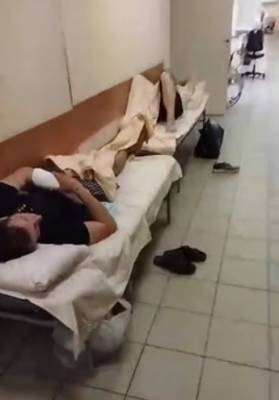 Появилось видео еще из одной больницы Петербурга, где люди лежат в коридорах