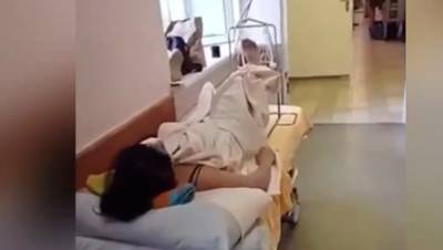 Пациентов петербургских больниц продолжают лечить в коридорах