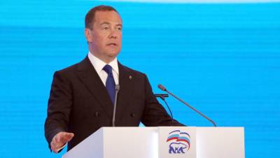 Медведев указал на увеличение военного присутствия у границ России