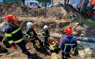 В Тернополе рабочих засыпало землей, есть погибший