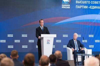 Медведев призвал продолжать усиление российской группировки в Арктике