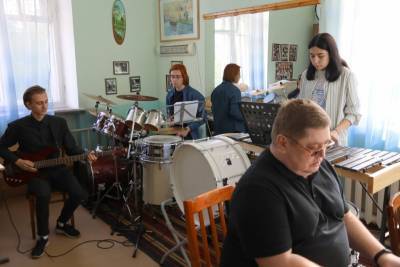 Андрей Голубев - В Инте детская школа искусств получила новые музыкальные инструменты - komiinform.ru