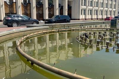 В Ярославле фонтан под окнами губернатора превратился в болото