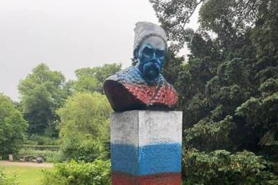 В Дании памятник украинскому поэту Шевченко раскрасили в цвета российского флага
