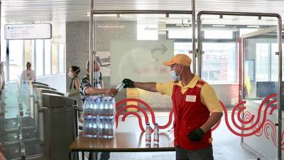 Питьевую воду начали раздавать на станциях метро и МЦК из-за жары в Москве