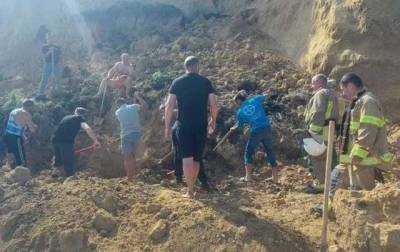 На пляж в Одесской области сошел оползень: под завалами могут быть люди
