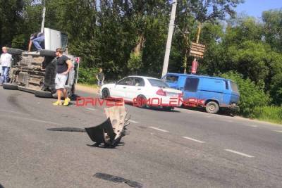 На улице Кутузова в Смоленске перевернулся на бок легковой автомобиль