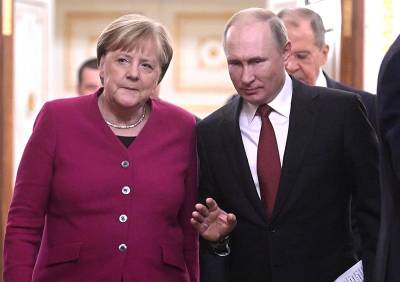 Путин и Меркель созвонились в День памяти и скорби