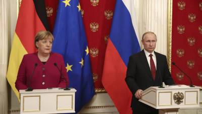 Путин и Меркель в телефонном разговоре подчеркнули важность сохранения исторической памяти
