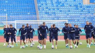 Черчесов пообщался с игроками сборной России после возвращения с матча Евро-2020 в Дании