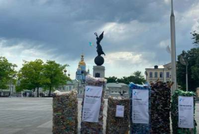 Активисты принесли в центр Харькова тонну мусора