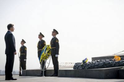 Зеленский возложил цветы к Могиле неизвестного солдата в Киеве
