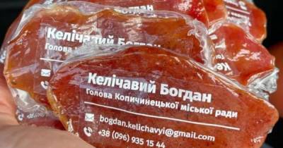 Украинский мэр сделал визитки из кусков вяленого мяса