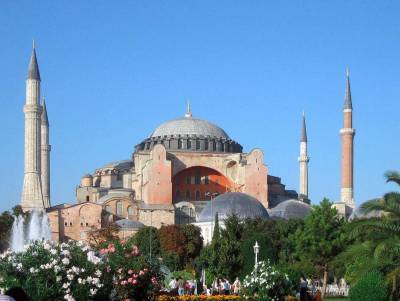 Турецкий имам Мехмет Бойнукалын «отправил» желающих молиться в Святой Софии «в Грецию или Армению»