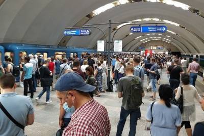 Петербуржцев эвакуировали из застрявшего на синей ветке поезда