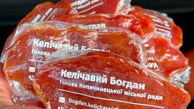 Украинский чиновник сделал визитки из мяса