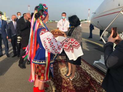Президент Грузии Зурабишвили прибыла в Украину. Ее встретили рушником и караваем