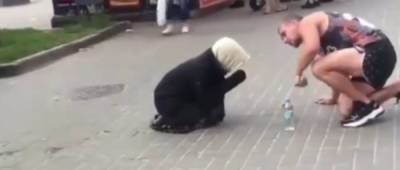 В столице «старушка-попрошайка» оказалась усатым мужчиной: видео
