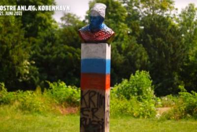 В Дании памятник Тарасу Шевченко разрисовали в цвета российского флага