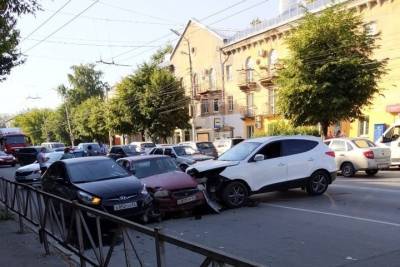 На улице Гагарина в Рязани произошла авария с участием трех машин