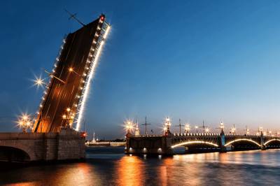 Подготовка к «Алым парусам» на ночь перекроет Троицкий мост