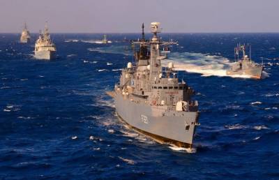 В Черном море российский корабль преследует 3 военных судна НАТО