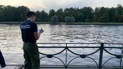 Судно затонуло после столкновения с теплоходом в Петербурге