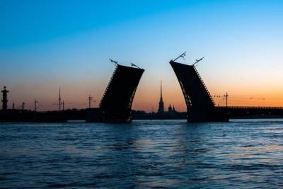 В акватории Невы в Петербурге столкнулись два судна