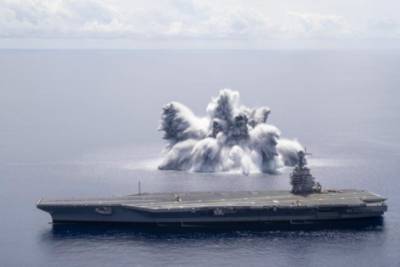 Американские военные испытали авианосец, взорвав возле него 18-тонну бомбу