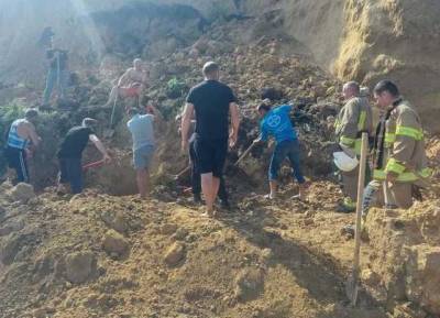 На Одесщине сошел оползень: спасатели за 4 часа расчистили треть завала в поисках людей
