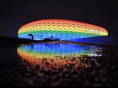 В Мюнхене хотели подсветить стадион цветами ЛГБТ-флага, протестуя против гомофобии в Венгрии. УЕФА запретила