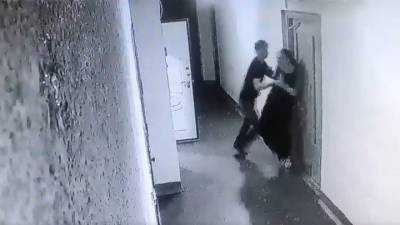 Ночное буйство петербуржца, напавшего на бывшую, попало на видео