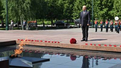 Мы сохраним эту память: президент возложил цветы к Могиле Неизвестного Солдата